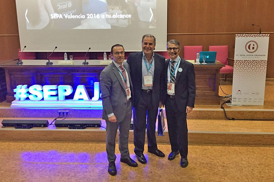 Los Drs. Buitrago y Enrile hablan sobre la periimplantitis en SEPA Joven Granada