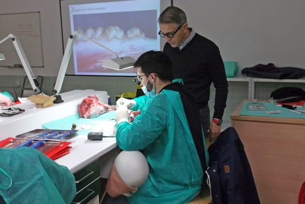 El doctor Buitrago explica técnicas de implantología oral en el curso impartido en la Universidad Católica de Valencia.