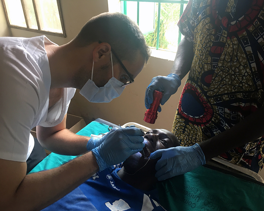 El Dr. Luna como voluntario con Siente Gambia